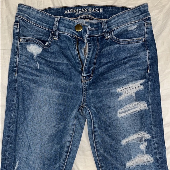 slightly ripped blue jeans - Picture 2 of 4